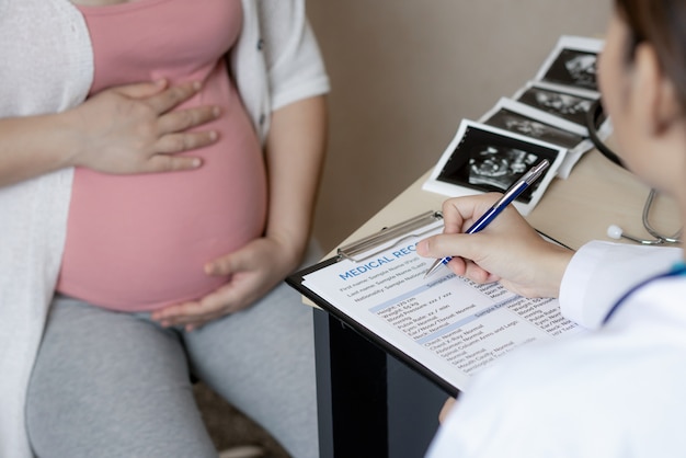 Donna incinta e ginecologo medico all'ospedale