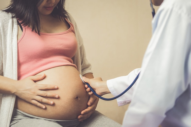 Donna incinta e ginecologo medico all'ospedale