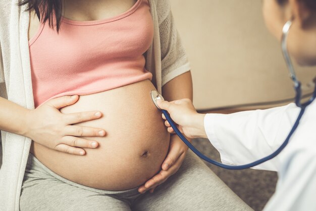 妊娠中の女性と病院の婦人科医