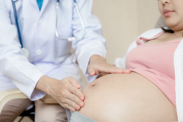 Donna incinta e ginecologo medico all'ospedale