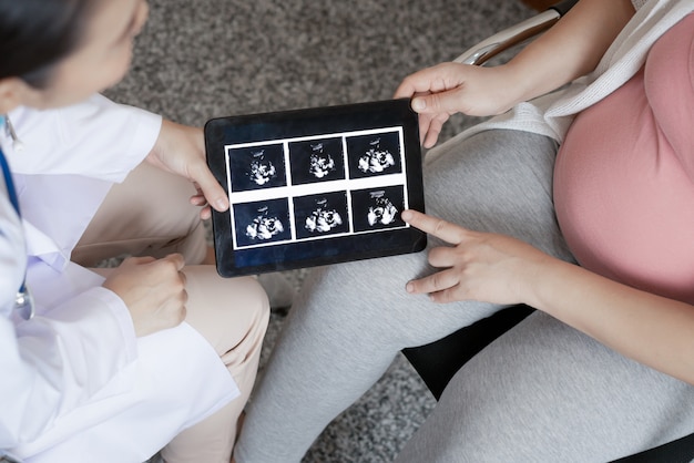 Photo pregnant woman and gynecologist doctor at hospital