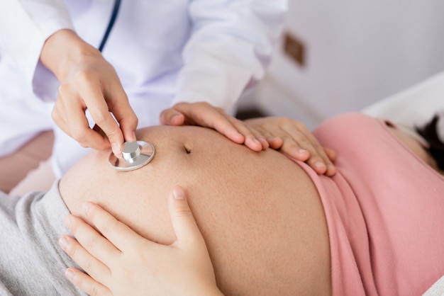 Donna incinta e ginecologo medico all'ospedale