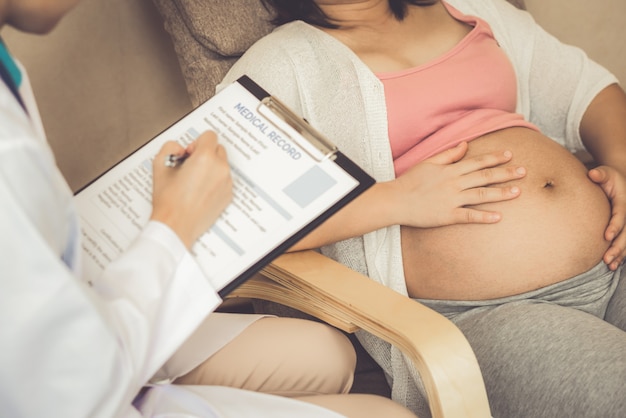 Foto donna incinta e ginecologo medico all'ospedale