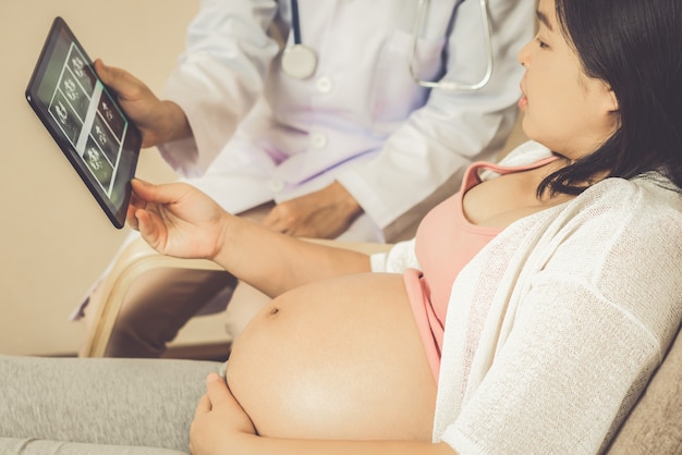 Photo pregnant woman and gynecologist doctor at hospital