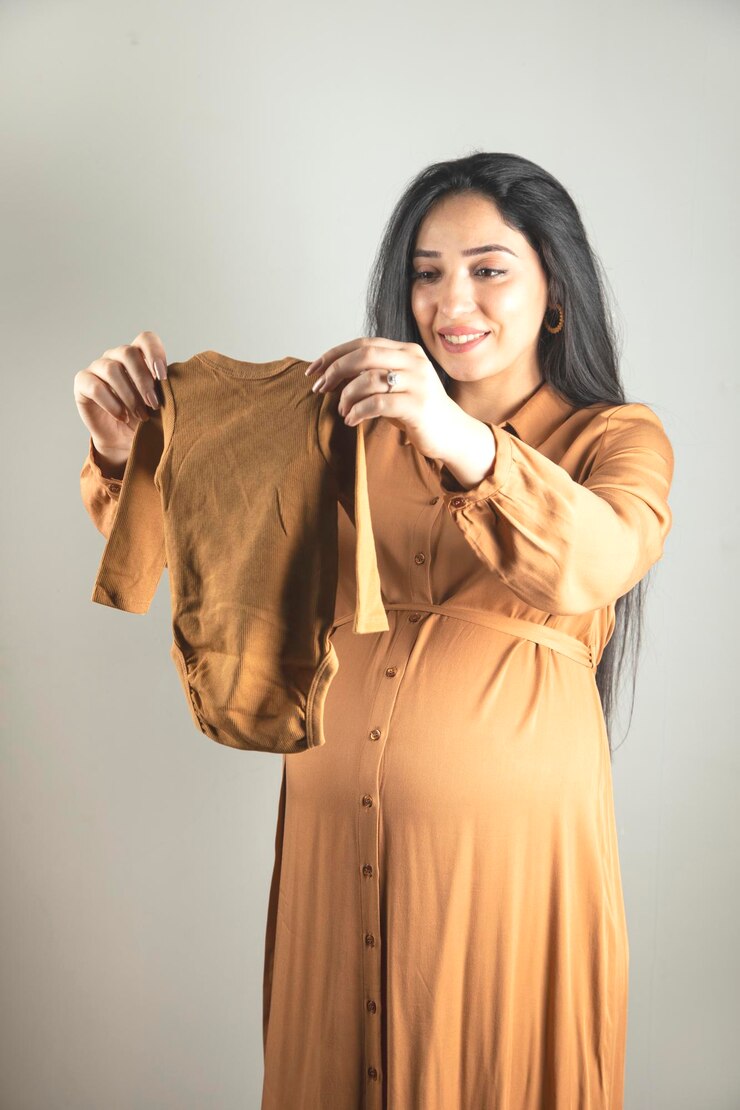 फोटो pregnant woman hand bodysuit