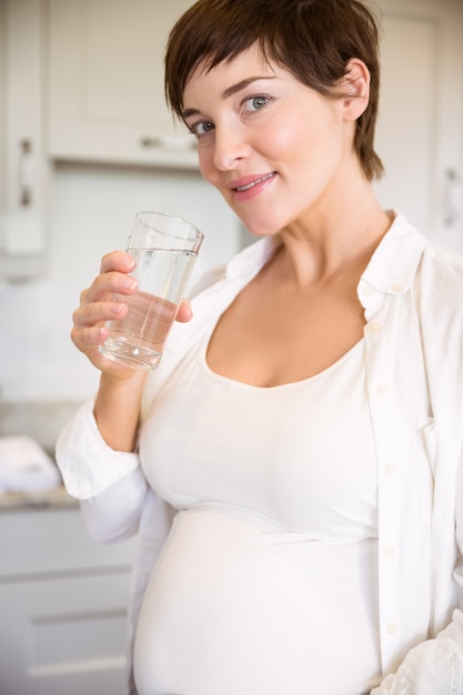 水を飲む妊婦