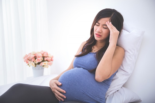 頭痛を持つ妊娠中の女性