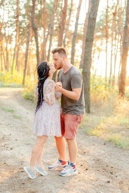 Donna incinta e suo marito nella foresta