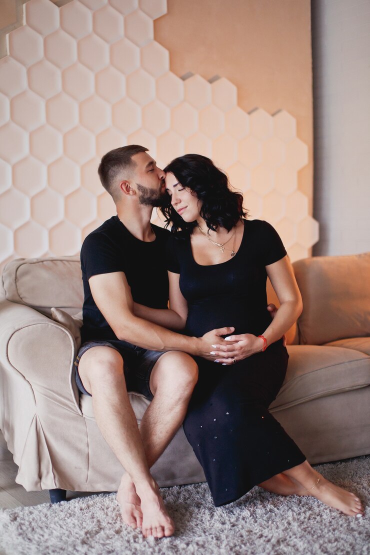 Photo pregnant woman and her husband at home