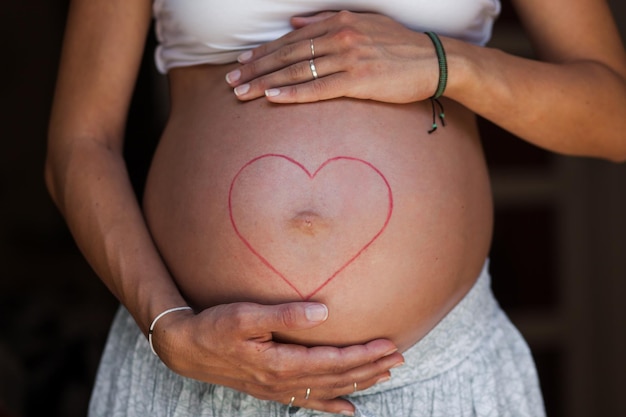 Photo pregnant woman holding her belly