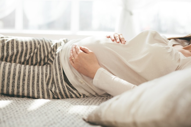 写真 ベッドで妊娠中の女性