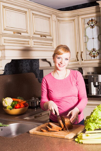 Photo pregnant woman is cooking