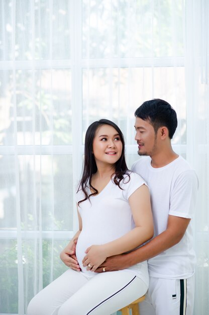 The pregnant woman is happy with her husband, preparing to watch the child who is about to give birth.