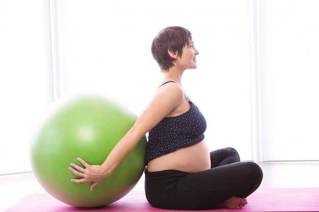 Беременная женщина в форме