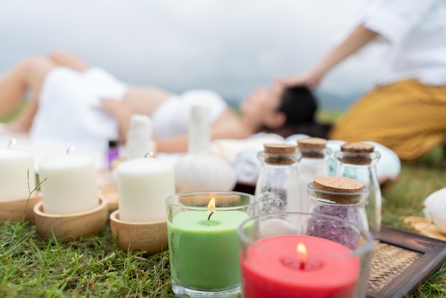 Foto la donna incinta si trova nel concetto di massaggio sano della stazione termale del giardino