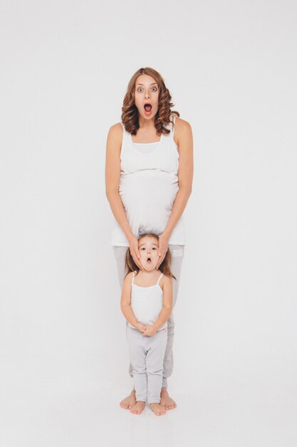 Photo pregnant woman and little girl in sportswear