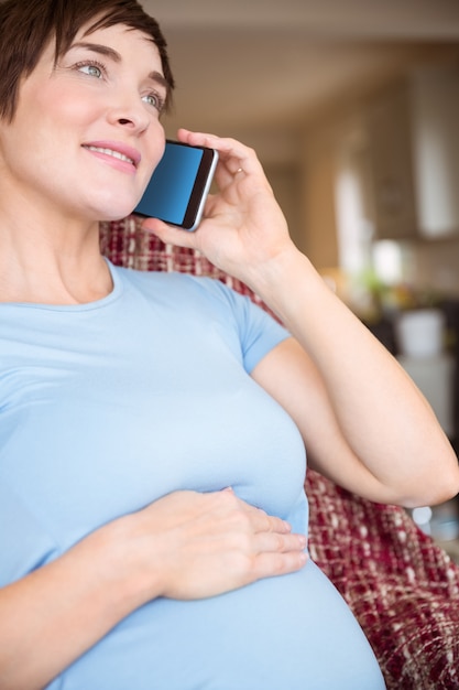 妊娠中の女性が電話をかける