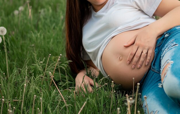 牧草地で妊娠中の女性