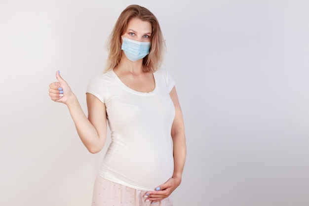 Photo pregnant woman in a medical mask