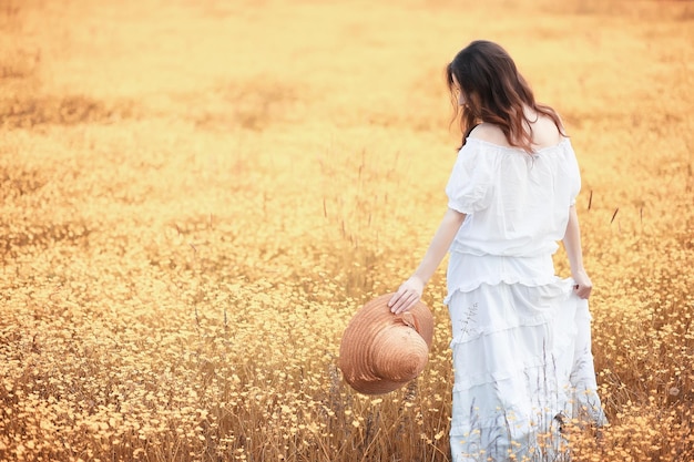 秋の散歩のための自然の中で妊娠中の女性