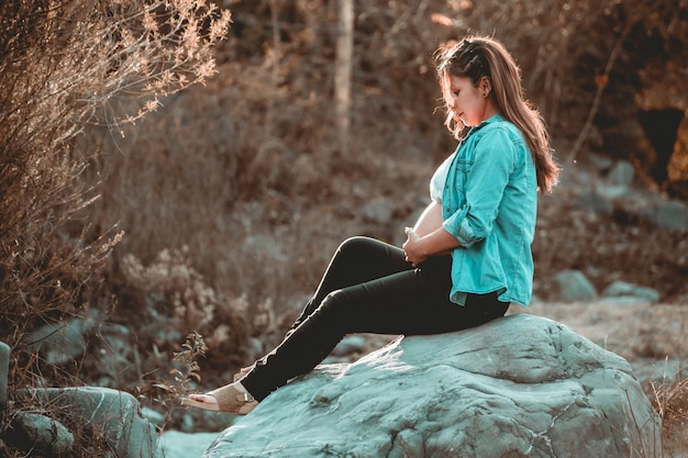 Photo pregnant woman in nature