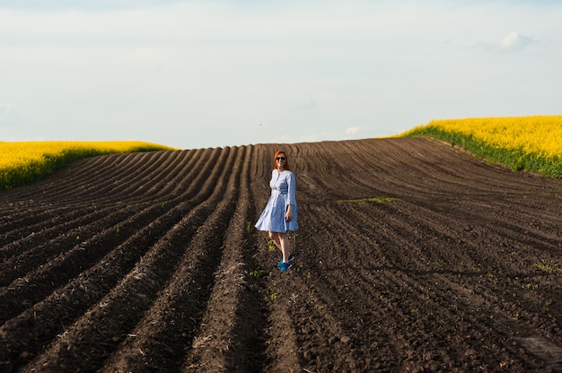 Фото Беременная женщина на поле