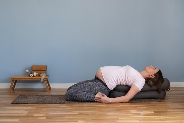 Photo pregnant woman practicing yoga in suptha virasana exercise