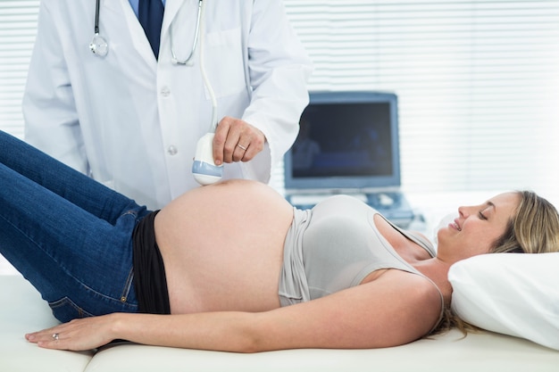 妊娠中の女性が病院で超音波治療を受けて