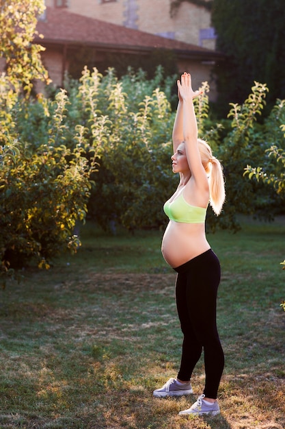 Photo pregnant woman relaxing outdoor