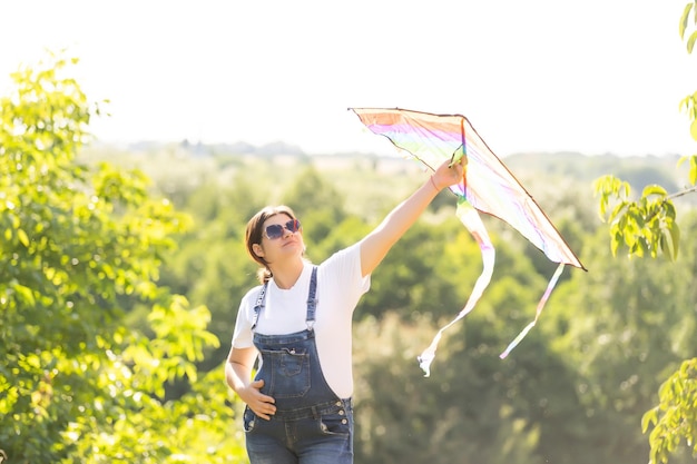 A pregnant woman runs into the sky kite