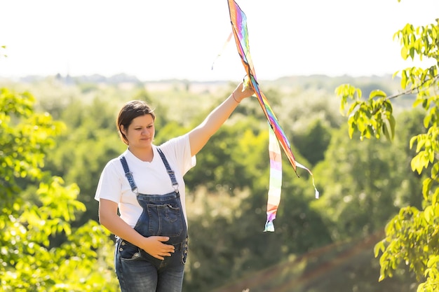 A pregnant woman runs into the sky kite