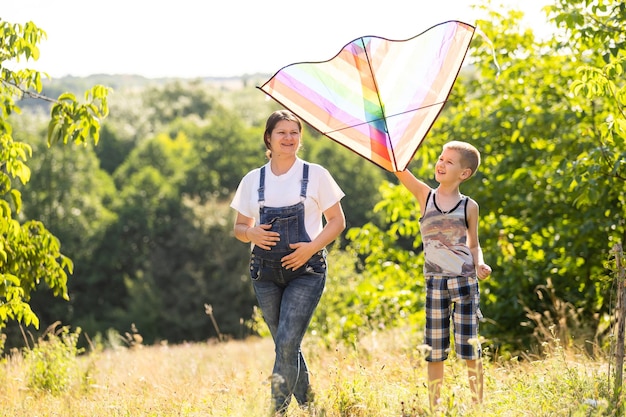 A pregnant woman runs into the sky kite