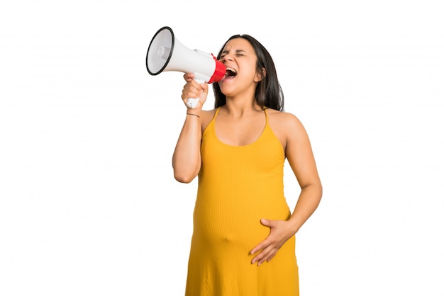 Беременная женщина кричит с мегафоном