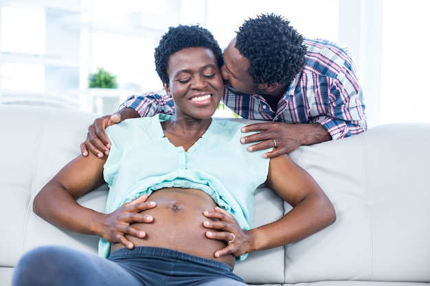 Photo pregnant woman showing her belly