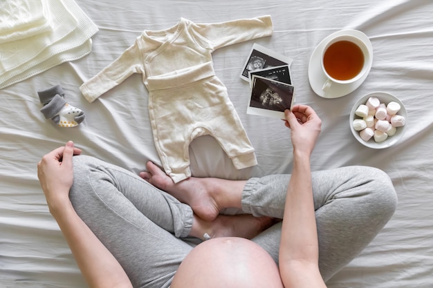 ベッドに泊まる妊婦