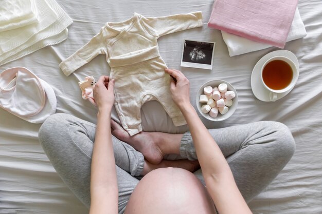 ベッドに泊まる妊婦