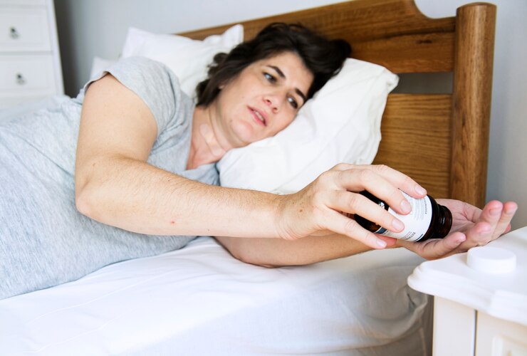 Photo pregnant woman taking medicine