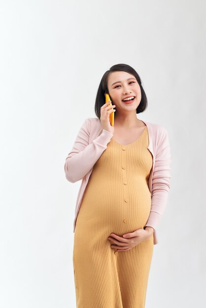 화이트에 대 한 전화 통화하는 임신 한 여자