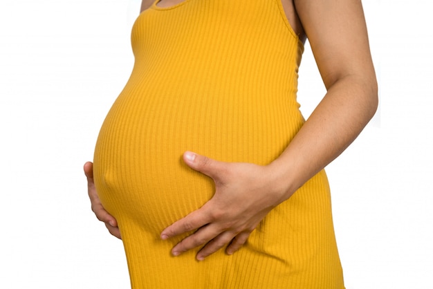 Беременная женщина, касаясь ее большой живот.