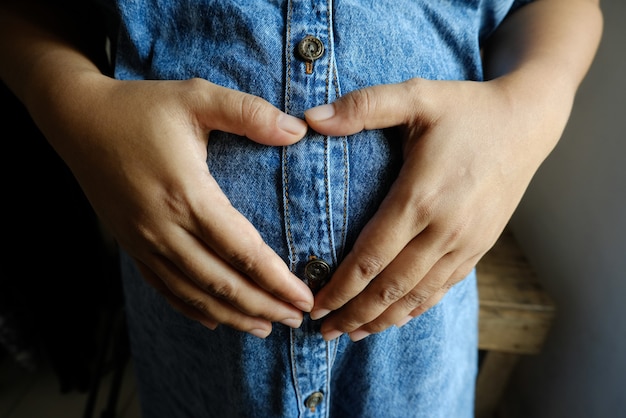 妊娠中の女性が胃に触れる