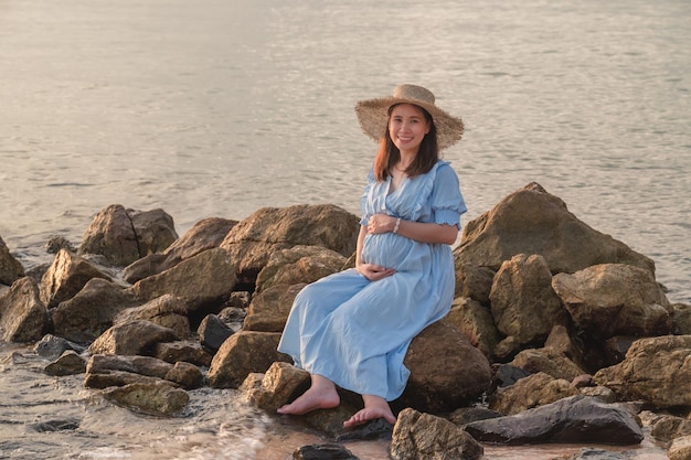 Pregnant woman traveling to the sea happy