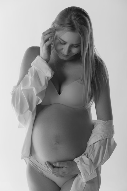 Photo pregnant woman in underwear on white background