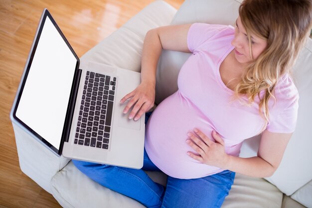 Photo pregnant woman using her laptop