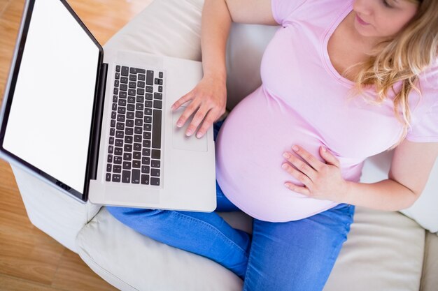 임신 한 여자는 그녀의 노트북을 사용 하여