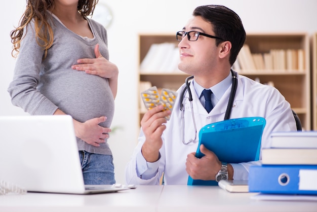 Беременная женщина посещает врача для консультации