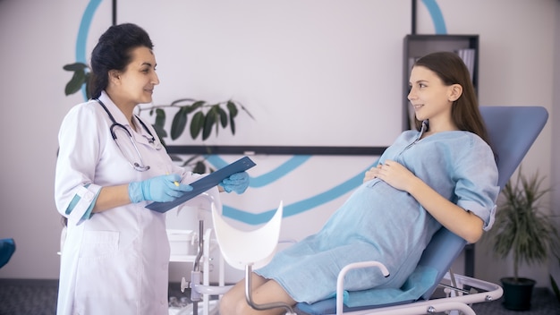 Pregnant woman visits a gynecologist