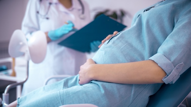 Photo pregnant woman visits a gynecologist