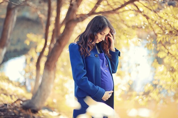 公園を散歩中の妊婦