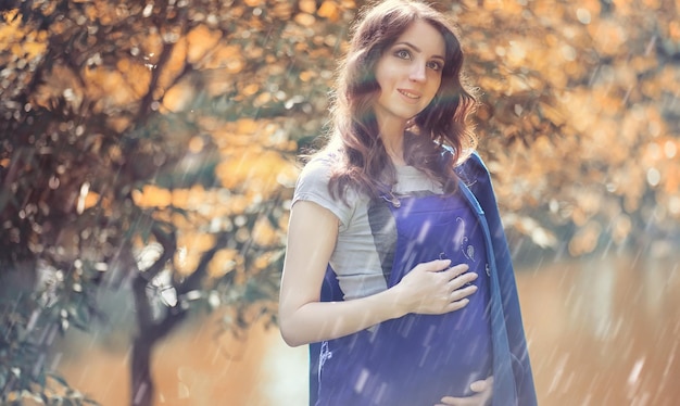 Беременная женщина на прогулке в парке