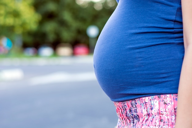 Photo pregnant woman walking